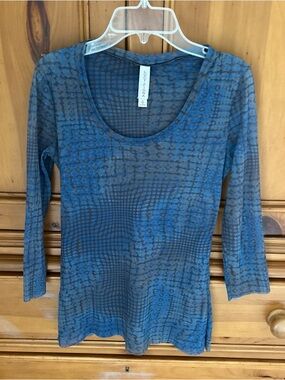 LUCY + FIONA Top Sz M Blue Gray Geo Print Nylon Mesh Knit Scoop Neck Y2K